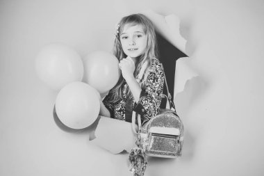 Yüz çocuk dergisinin kapağı için. Kız çocuklar senin advertisnent portre yüz. Küçük kız çocuk parti balonları, kutlama. Güzellik ve moda, punchy pastel. Balonlar, çocukla Doğum günü. Doğum günü