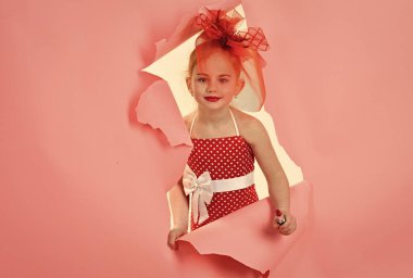 Yüz moda küçük kız ya da çocuk web sitenizde. Senin advertisnent küçük kız yüz portre. Şık elbise, makyaj kız çocuk. pembe bir arka plan üzerinde kız çocuk.