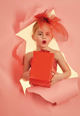 Çocukluk ve mutluluk, hediye kutusu. Boks günü, bayram kutlaması ve parti. Doğum günü ve Noel 'de. Hediye paketi olan çocuk kız, siber pazartesi. Alışveriş paketi olan küçük bir kız, Kara Cuma.