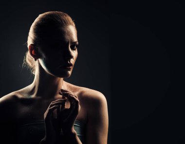 Kız desteklenmektedir. Sorunları kızlar yüz. Moda makyaj ile seksi kız.