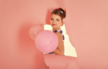 Yüz moda küçük kız ya da çocuk web sitenizde. Senin advertisnent küçük kız yüz portre. Balonlar ile mutlu bir küçük kız portresi. Vintage kavramı.