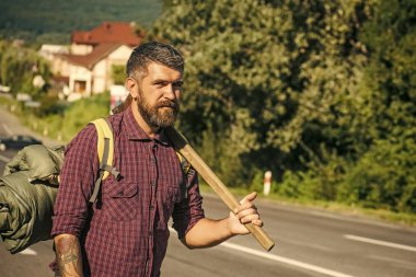 Yüz çocuk dergisinin kapağı için. Senin advertisnent mqan yüz portre. Sakallı adam uzun yürüyüşe çıkan kimse tutun balta ve yolda sırt çantası