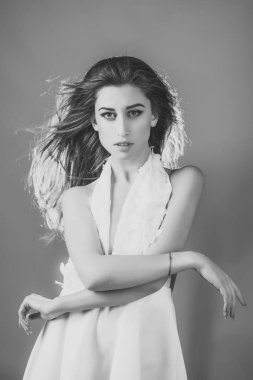 Kadın yüzü. Kızlar etkileyen konular. Uzun esmer saçlı kadın. Beyaz gelinlik şehvetli kadın. Gelin makyaj yüz. Moda modeli stil ve saç modeli. Güzellik kız glamour bakışla ve