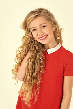 Yüz çocuk dergisinin kapağı için. Kız çocuklar senin advertisnent portre yüz. Moda, kozmetik, sağlıklı saçlar. moda ve güzellik