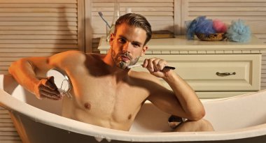 Erkek yüz. Çocuk etkileyen konular. Tıraş önce sabun köpüğü ile genç adam