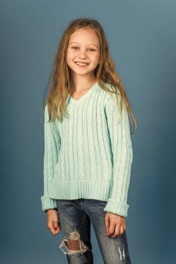 Yüz moda küçük kız ya da çocuk web sitenizde. Senin advertisnent küçük kız yüz portre. Mavi arka plan üzerinde sevimli küçük kot kız portresi