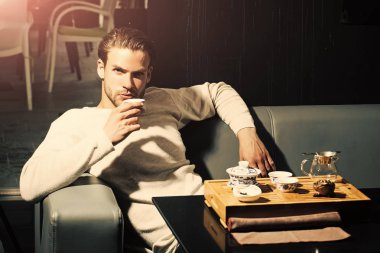 Moda model adam fece kapatın. Yüz adam mutlu emetion. Çay partisi, tören, saat