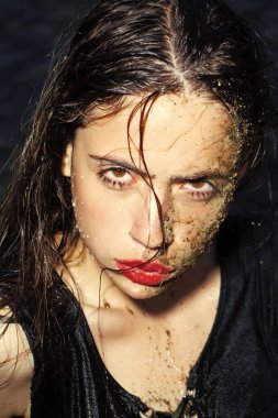 Kadın yüzü. Kızlar etkileyen konular. suda poz esmer saçlı modeli