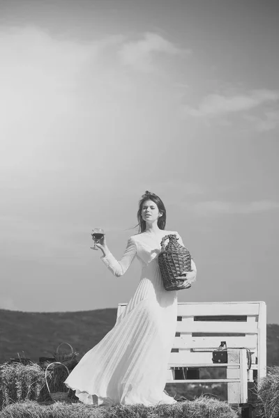 Modelo de moda mujer fece de cerca. Mujer de la cara wiht emoción feliz. Chica en vestido blanco posando en el cielo azul — Foto de Stock