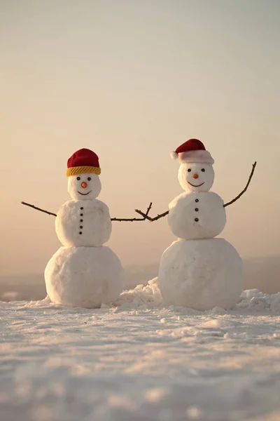 Ευτυχισμένο το νέο έτος με χιονάνθρωπο. Snowmans ευτυχισμένο ζευγάρι. Snowmans γιορτή. Αϊ Βασίλη καπέλο χειμώνα. — Φωτογραφία Αρχείου