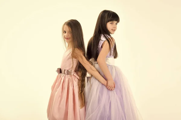 Enfrente a menina da forma ou o miúdo em seu Web site. Menina rosto retrato em meninas pequenas crianças em vestido bonito . — Fotografia de Stock