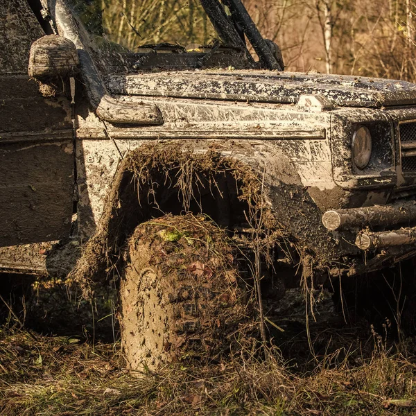 Förbränningsutrustning för hård man. Bilen efter offroad racing på solig dag. — Stockfoto