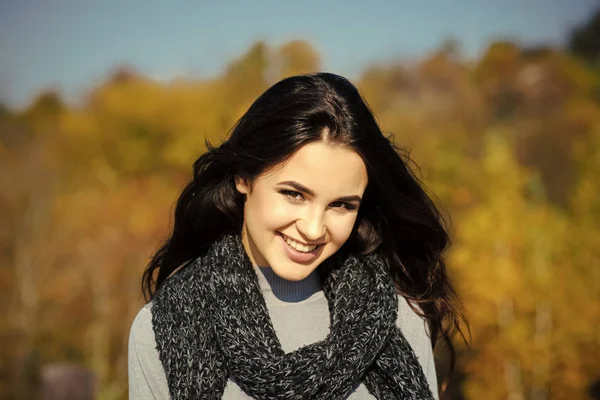 Menina sorriso feliz com longos cabelos morena no dia ensolarado — Fotografia de Stock