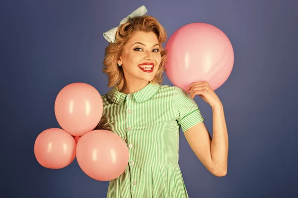 Cuidado de la piel de las mujeres. Retrato que las mujeres enfrentan en tu anuncio. Cumpleaños, vendimia, pinup, celebración . — Foto de Stock