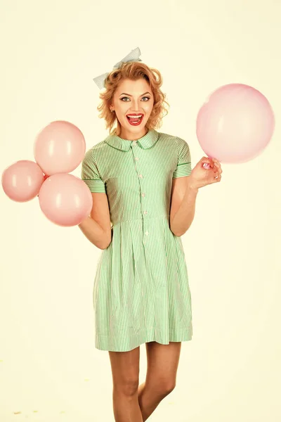 Modelo de moda mujer fece de cerca. Mujer de la cara wiht emoción feliz. Pin up con globos — Foto de Stock