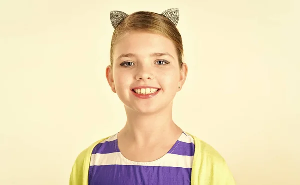 Cara de moda niña o niño en su sitio web. Retrato de cara de niña en tu anuncio. Aspecto retro y peluquería, maquillaje en estilo pin up. chica retro con sonrisa feliz . —  Fotos de Stock