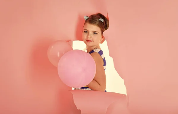 Visage mode petite fille ou enfant dans votre site Web. Petite fille visage portrait dans votre publicité. Portrait d'une petite fille heureuse avec des ballons. Concept vintage . — Photo