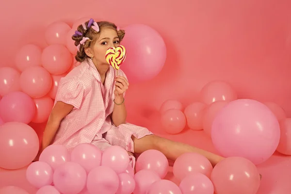 Çocuklar cilt bakımı yüz. Portre kız senin advertisnent yüzüne. Parti balonları, çocukta curlers, pijama moda. — Stok fotoğraf