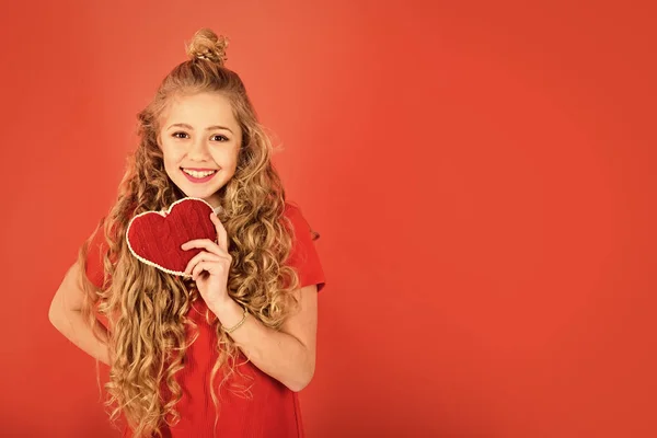 Moda criança jovem modelo fece close up. Cara de criança feminina wiht emoção feliz. Hora da festa, garoto retro em rolos, moda . — Fotografia de Stock