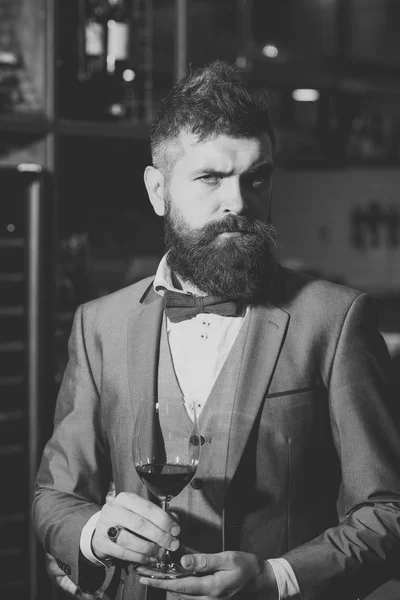 Face boy for magazine cover. Mqan face portrait in your advertisnent. Confident winemaker in romantic atmosphere of cigar club. cigar club, serious winemaker with glass in business suit — Stock Photo, Image