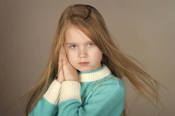 Face kid képeslap fed. Lány gyerekek arcát portré a advertisnent. Imádnivaló 5 - év régi kék szemű kislány európai megjelenése. — Stock Fotó