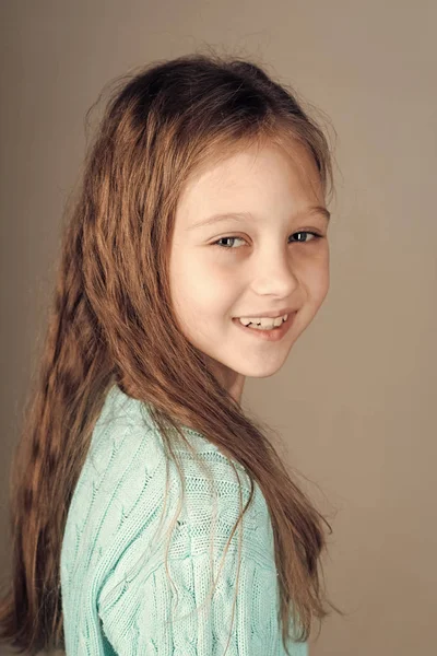 Ett porträtt av en skrattande mode liten flicka på grå bakgrund. Möter mode lilla flicka eller barn i din webbplats. Liten flicka ansikte porträtt i din advertisnent. — Stockfoto