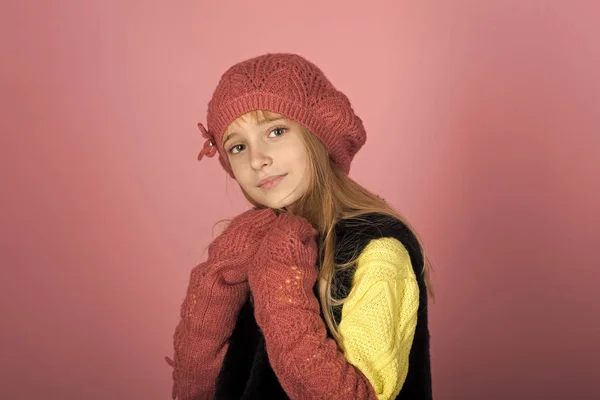 Mode petite fille enfant portant un chapeau et des vêtements debout dans le studio. Visage mode petite fille ou enfant dans votre site Web. Petite fille visage portrait dans votre publicité . — Photo