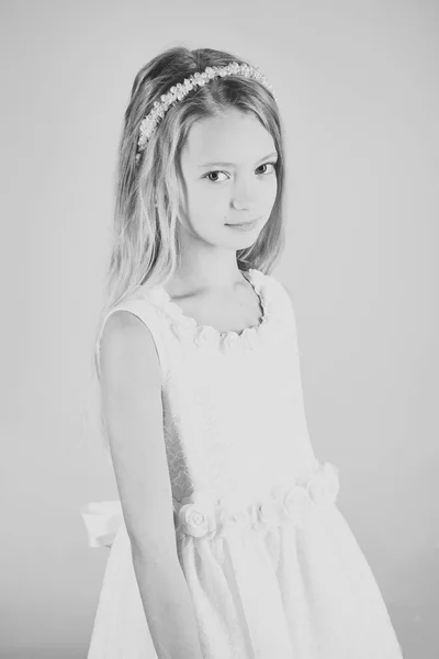 Niña en vestido de moda, baile de graduación. Modelo de moda sobre fondo rosa, belleza. Mira, peluquero, maquillaje. Niña en elegante vestido de glamour, elegancia. Moda y belleza, princesita. Feliz. — Foto de Stock