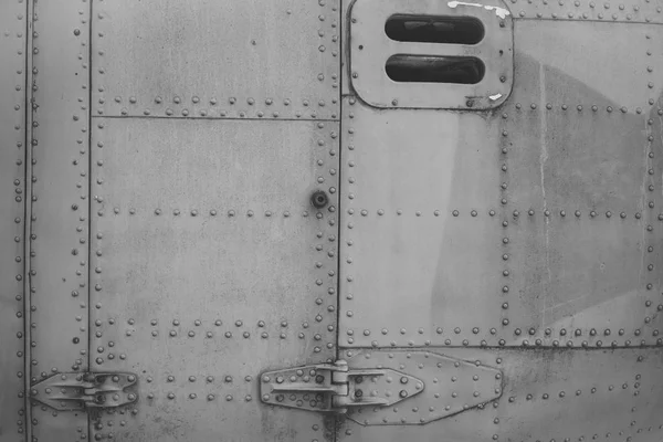 Stare srebrne metalowej powierzchni kadłuba samolotu z nitami. Widok szczegółów kadłuba. Wszystko metalowe kadłuba samolotu z nitami — Zdjęcie stockowe
