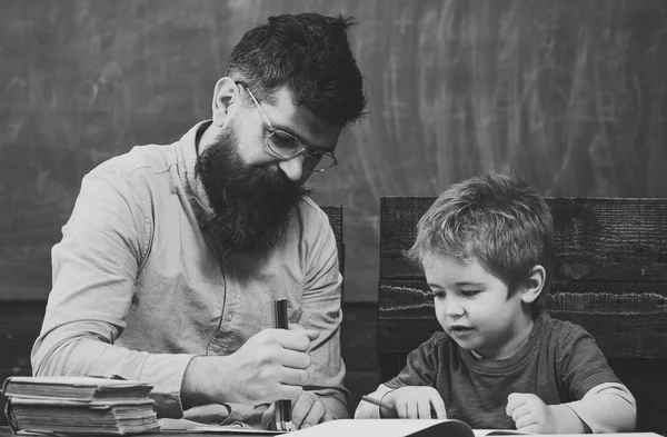 Öğrenci ve öğretmen defterini içinde çizim. Baba ve oğul birlikte eğleniyor. Okul öncesi eğitim kavramı — Stok fotoğraf