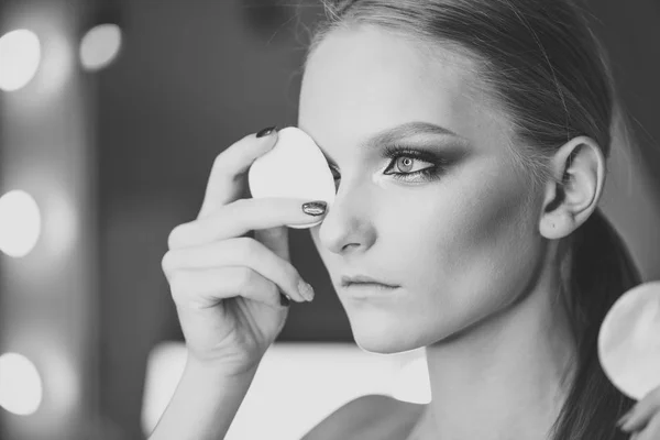 As mulheres enfrentam cuidados com a pele. As mulheres de retrato enfrentam-se na tua publicidade. Mulher bonita com almofada de algodão no fundo cinza . — Fotografia de Stock