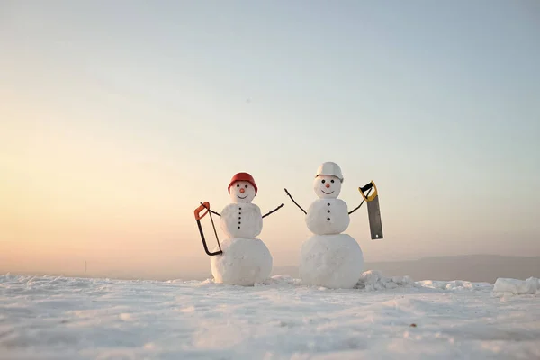 Šťastný nový rok s sněhulák. Snowmans šťastný pár. Snowmans oslava. Tvůrce sněhuláka v zimě v helmě. — Stock fotografie