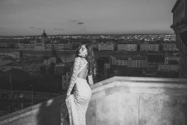 Yüz moda kız ya da kadın web sitenizde. Senin advertisnent kız yüz portre. Şehvetli kadın balkonda, güzellik uzun saçlı. Şehir Manzaralı, moda akşam üzerinde beyaz gelinlik kadın. Gelin