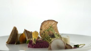 Şanti püresi ya da yapıştırma karamelize şeker şeker, salata, sebze beyaz arka plan üzerinde plaka üzerinde kahverengi ekmek parça ile lezzetli snack. Modern moleküler gastronomi