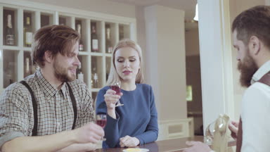 Güzel çift bir restoranda. Çift restoranda bir emir yapma. Barda romantik çift