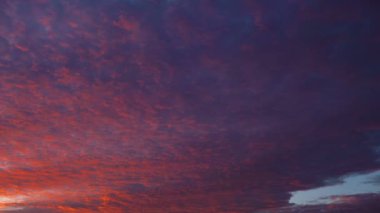 Dağların üzerinden akşam zamanında güzel günbatımı manzaralı görünüm