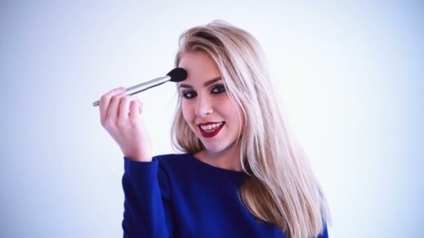 Sexy rubia aplicando maquillaje. Mujer sexy con maquillaje — Vídeo de stock