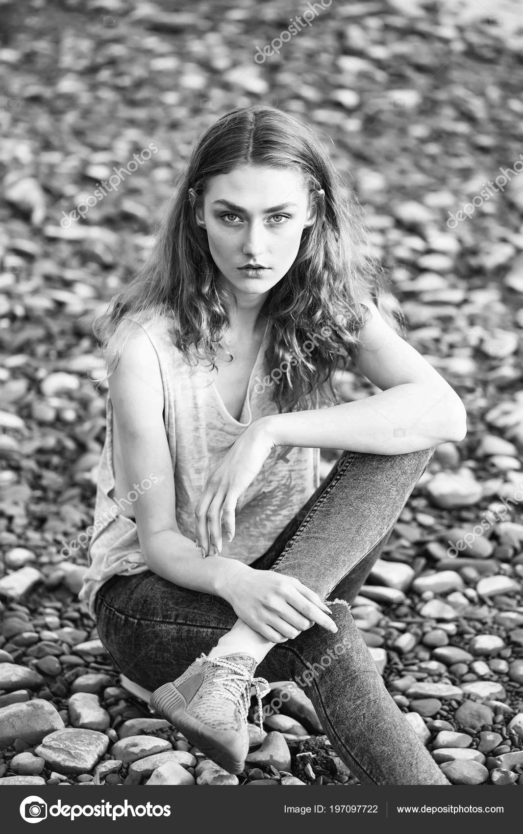 zhenshina-sidit-na-litse-devushki-porno-zrelih-s-raznoschikom-pitstsi