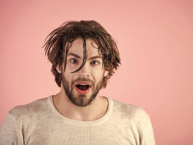 Adam kameraya bakıyor. Yakışıklı adam yüz. Yıkama, sabah uyan, günlük yaşam.