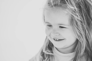 Mutlu bir çocukluk eğleniyor. Çocuk şirin mutlu güler yüz ile küçük çocuk