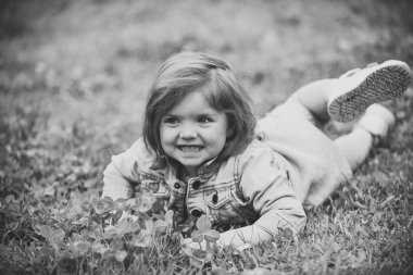 Mutlu bir çocukluk eğleniyor çocuk gülümseme yeşil çimenlerin üzerinde