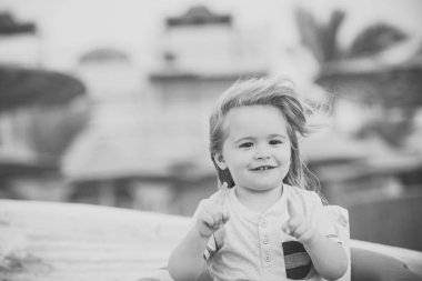 Mutlu bir çocukluk eğleniyor. Çocuk smiliong çocuk işaretçi parmakları ile işaret