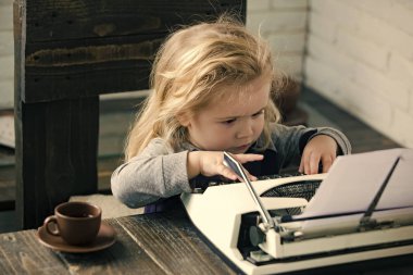 Çocuklar oynarken - mutlu oyun. çocuk veya daktilo ile küçük çocuk ya da işadamı çocuk