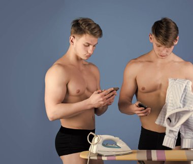 Siyah iç çamaşırı giyen sporcular