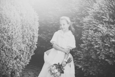 Çocuklar oynarken - mutlu oyun. Çocuk oyun. Moda, Cinderella, Prenses.