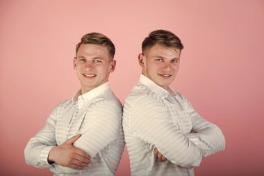 İki kardeş, pembe arka plan gülümseyen
