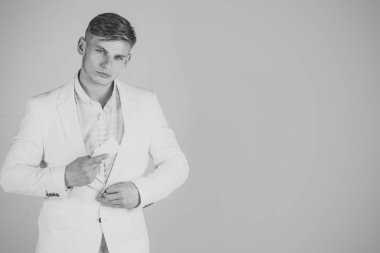 Erkek yüz. Çocuk etkileyen konular. İş ya da banka kartı ile poz işadamı