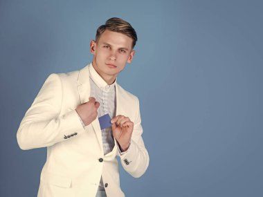 Erkek yüz. Çocuk etkileyen konular. Adam iş veya banka kartı gizleme