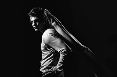 Yüz çocuk dergisinin kapağı için. Senin advertisnent adam yüz portre. Yakışıklı adam seksi, kadın arka bacaklarına ile poz