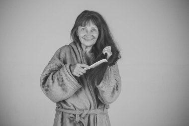 Emeklilik ve emekli üst düzey kadın. Kadın tarak uzun kırmızı saç.